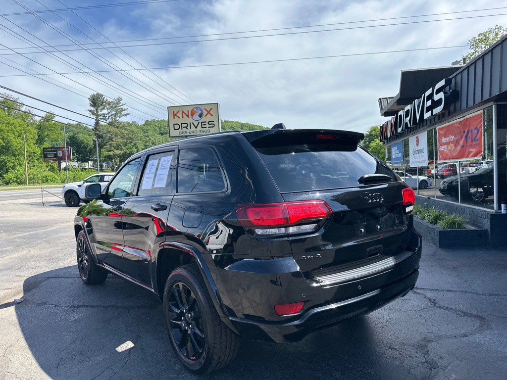 2017 Jeep Grand Cherokee Image 2