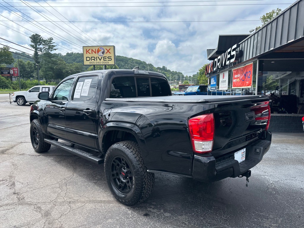 2017 Toyota Tacoma Image 2