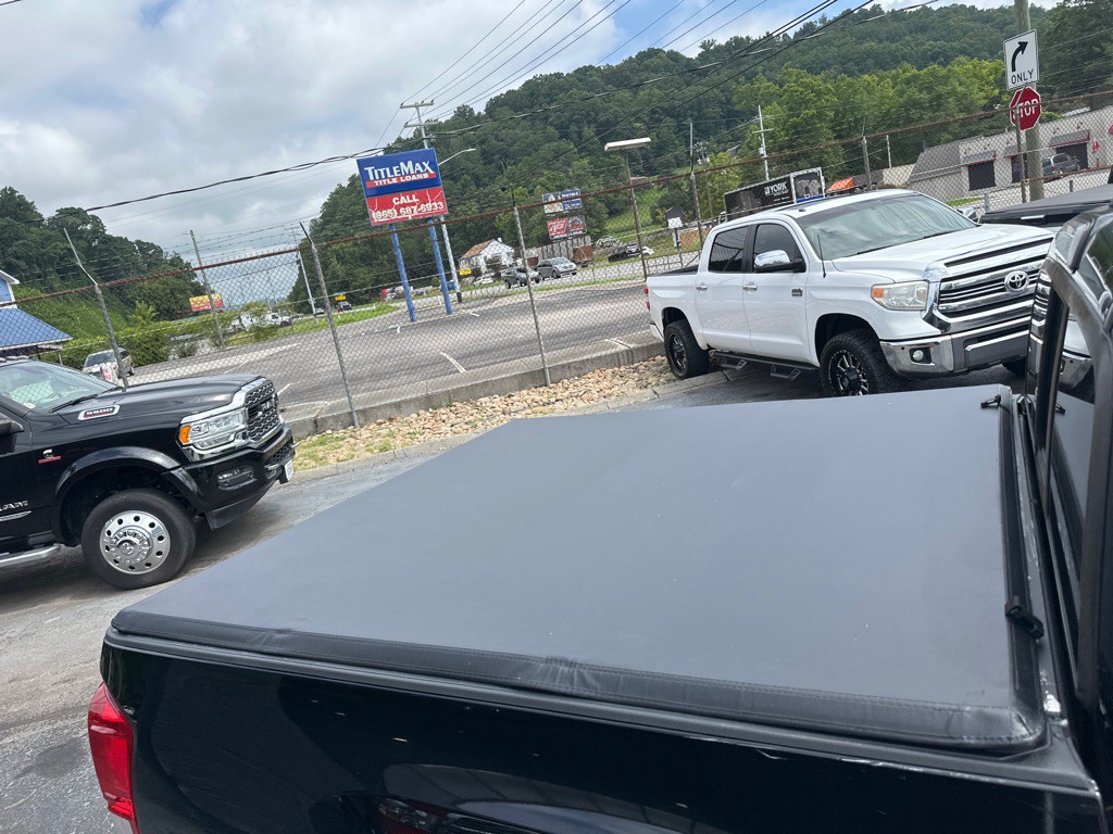 2017 Toyota Tacoma Image 20