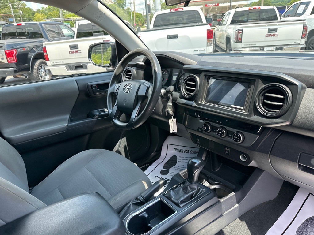 2017 Toyota Tacoma Image 8