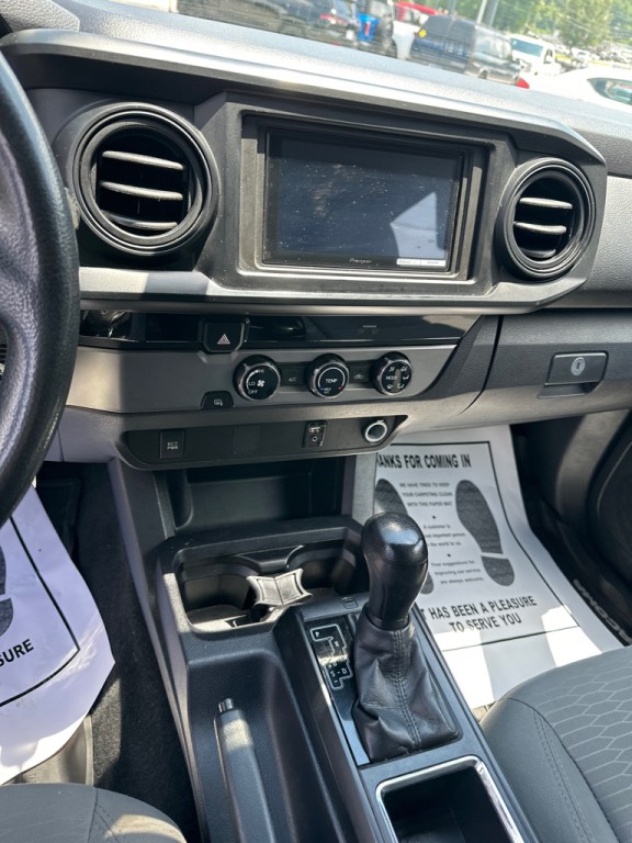 2017 Toyota Tacoma Image 16