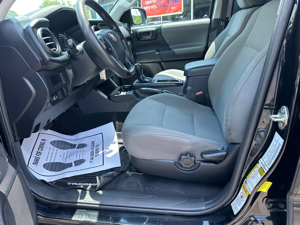 2017 Toyota Tacoma Image 17