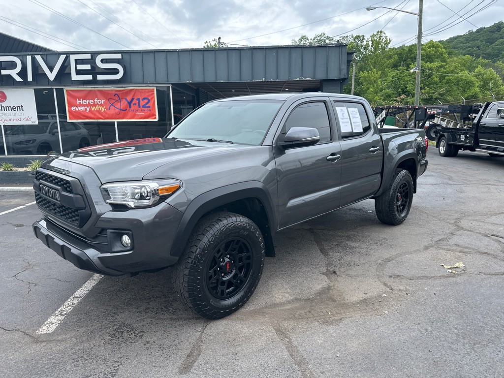 2017 Toyota Tacoma Image 1