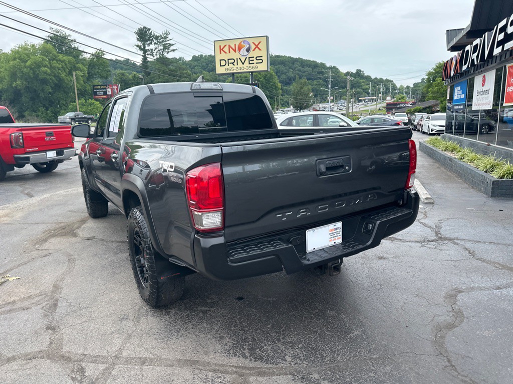 2017 Toyota Tacoma Image 2