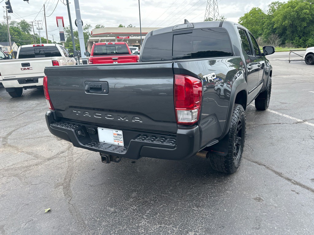 2017 Toyota Tacoma Image 3