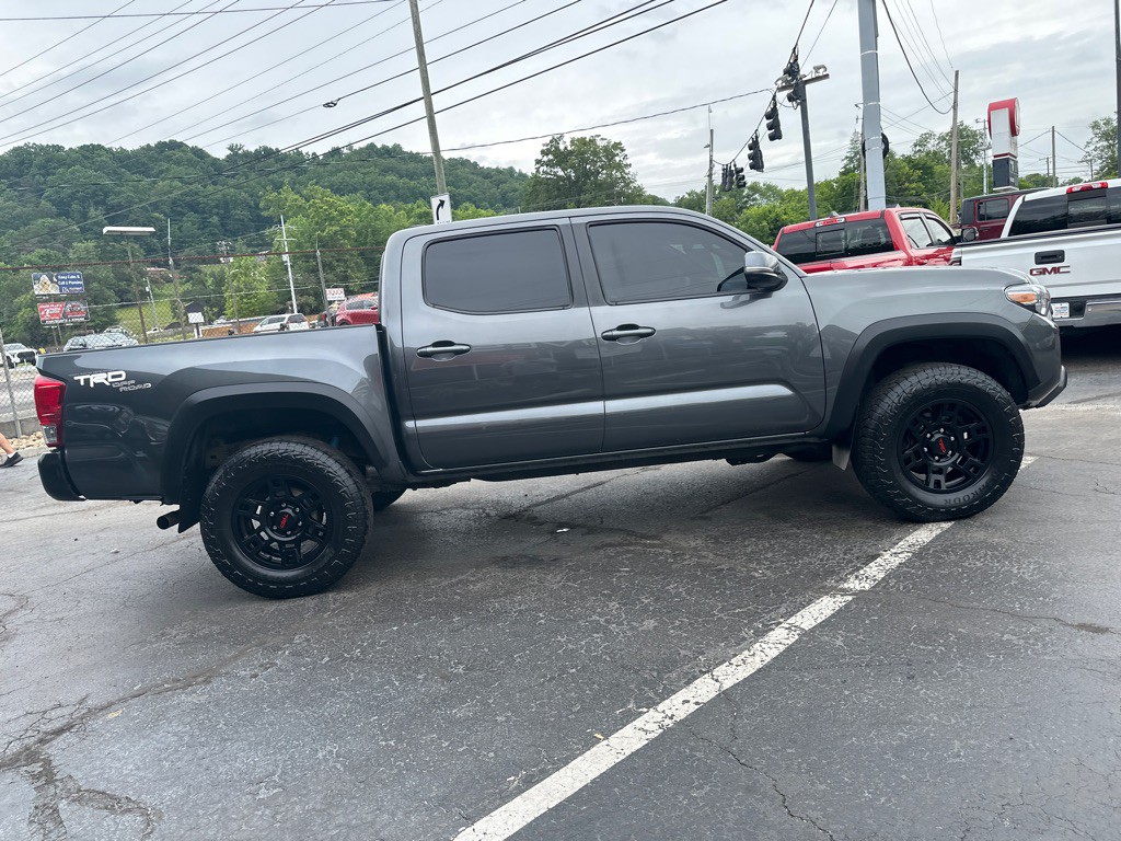 2017 Toyota Tacoma Image 4
