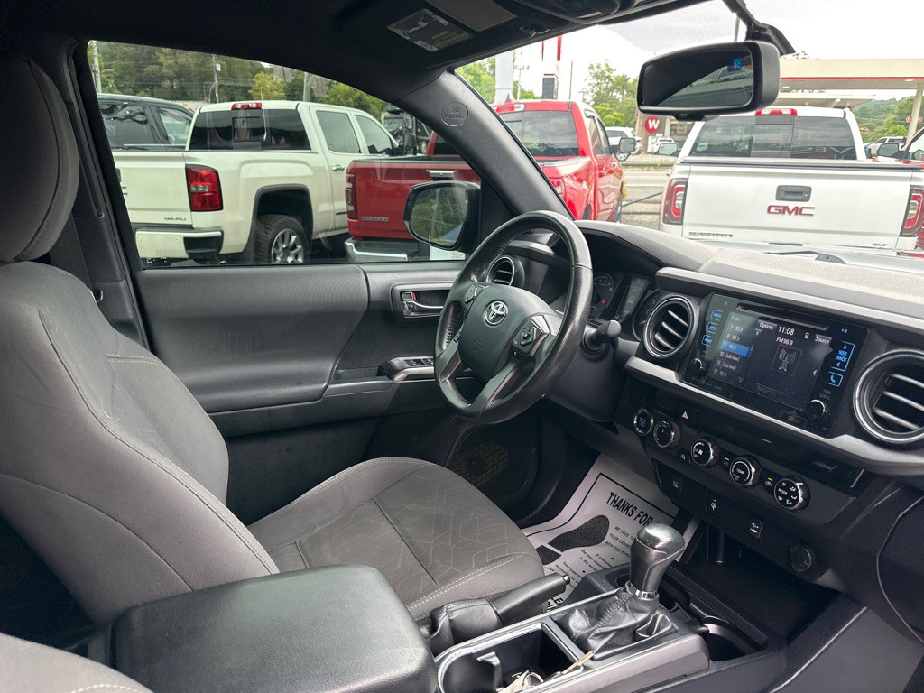 2017 Toyota Tacoma Image 8