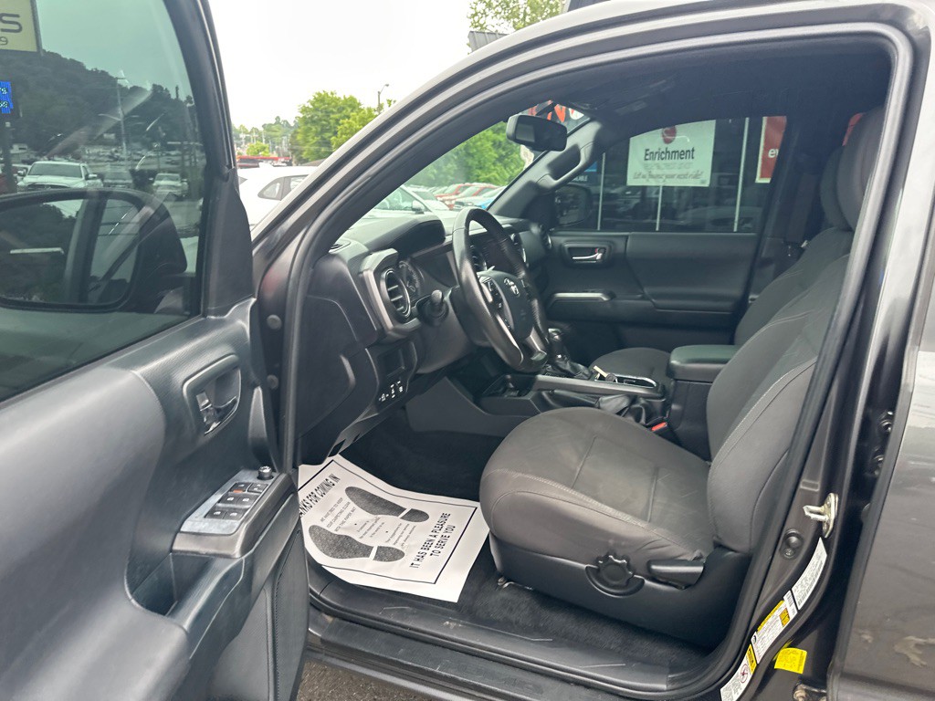 2017 Toyota Tacoma Image 16
