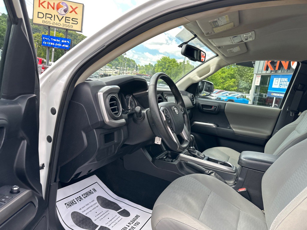 2016 Toyota Tacoma Image 17