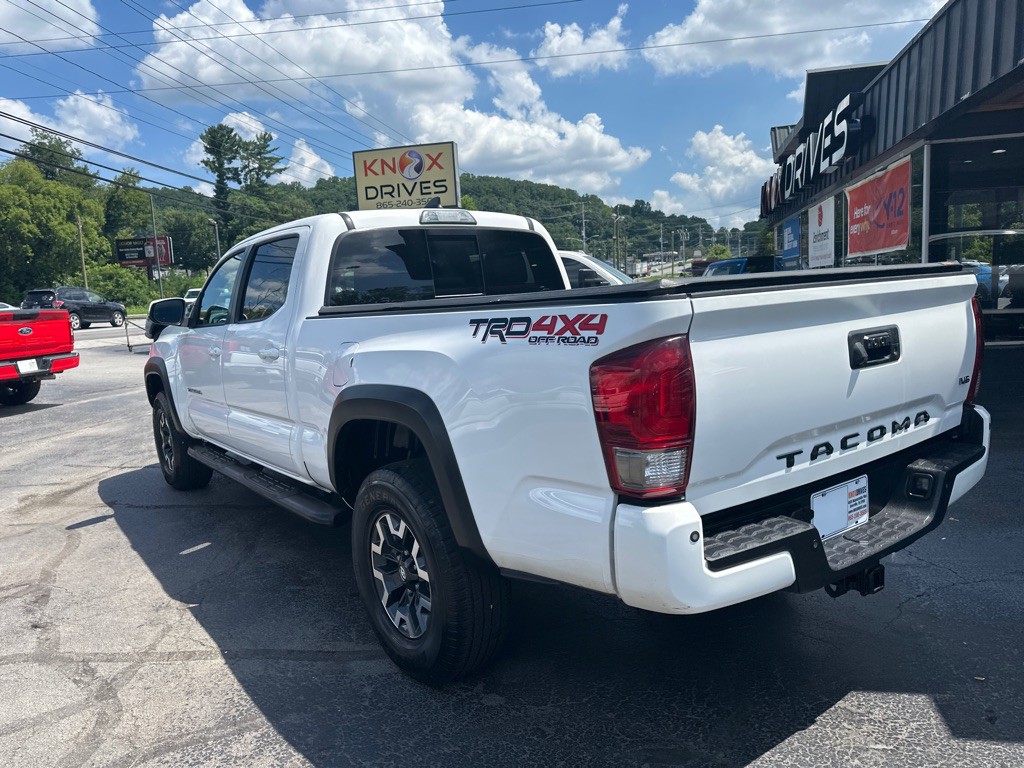 2017 Toyota Tacoma Image 2