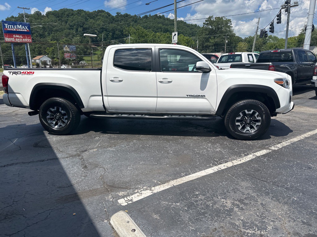 2017 Toyota Tacoma Image 4