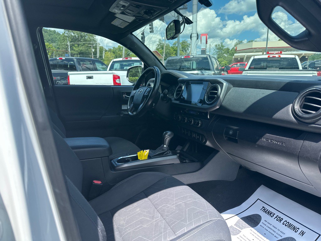 2017 Toyota Tacoma Image 8