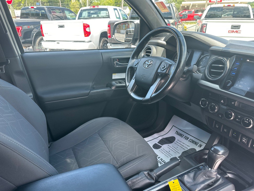 2017 Toyota Tacoma Image 9