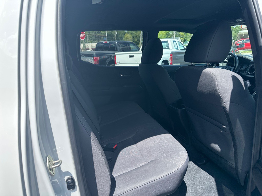 2017 Toyota Tacoma Image 11