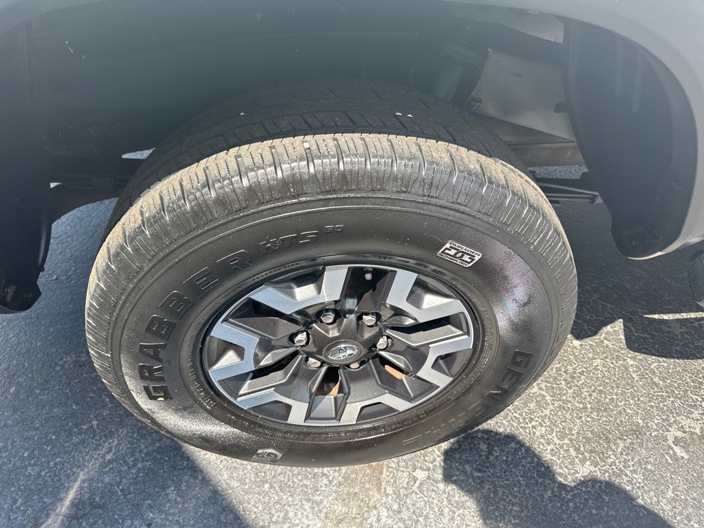 2017 Toyota Tacoma Image 12