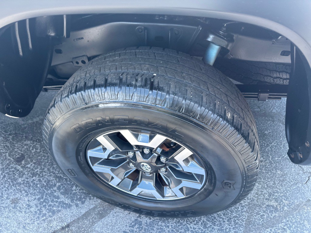 2017 Toyota Tacoma Image 13