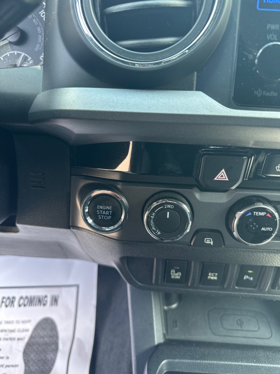 2017 Toyota Tacoma Image 17
