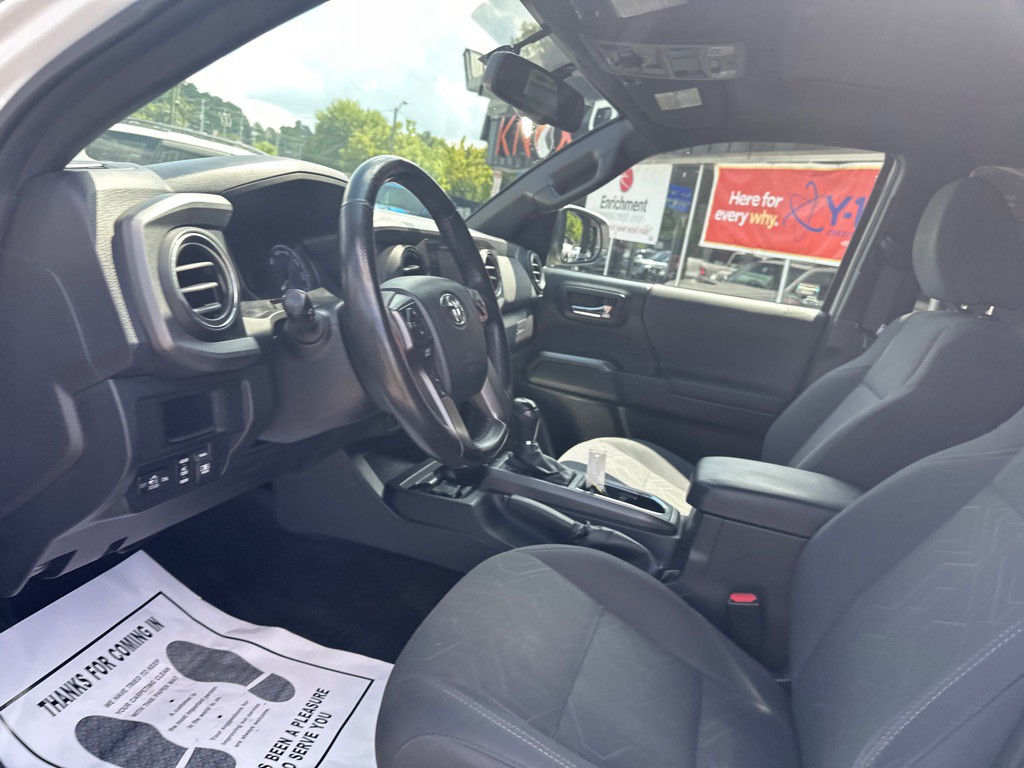 2017 Toyota Tacoma Image 19