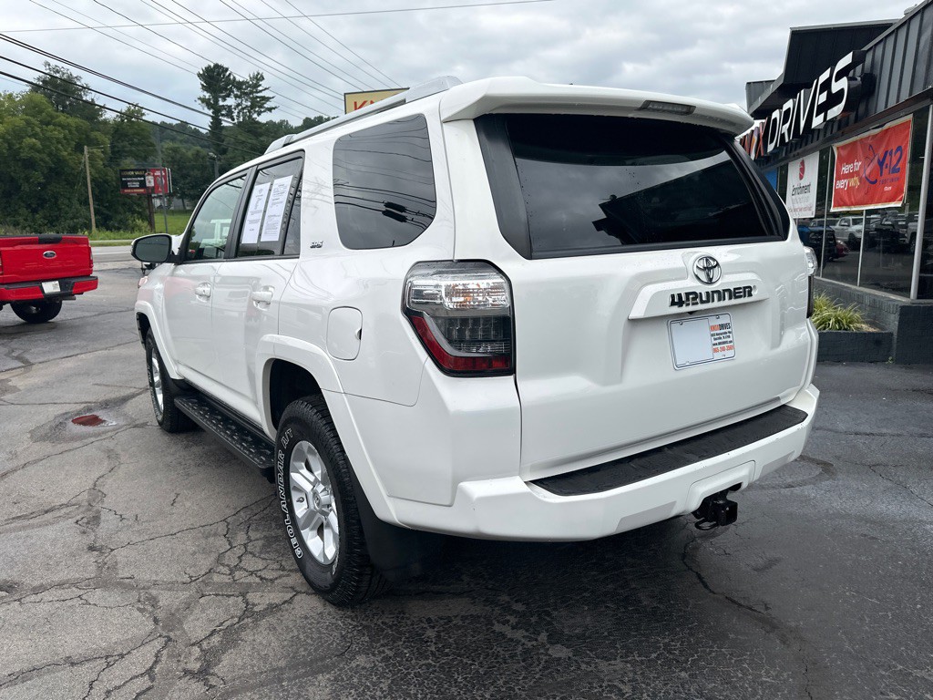 2016 Toyota 4Runner Image 2