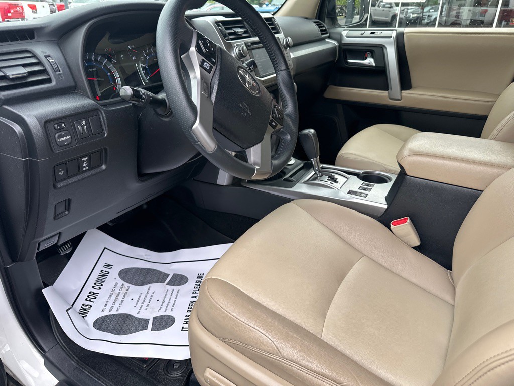 2016 Toyota 4Runner Image 16