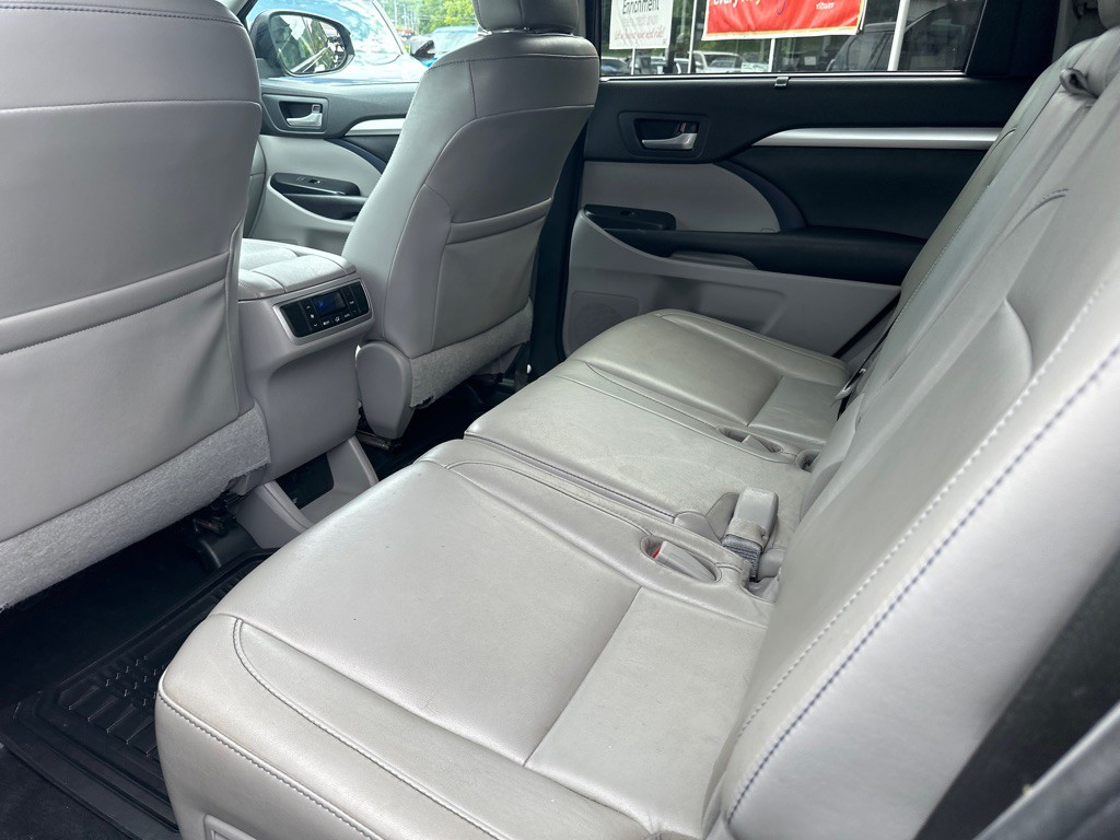 2016 Toyota Highlander Image 16