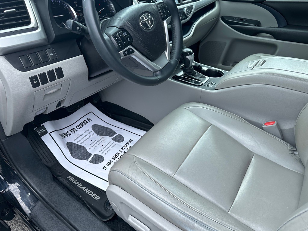 2016 Toyota Highlander Image 17