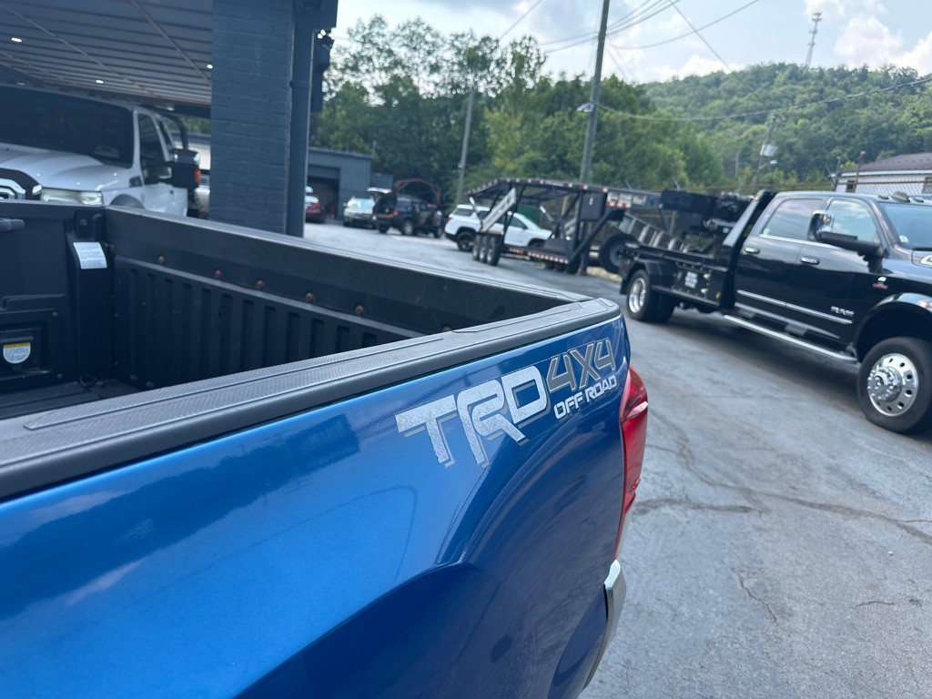 2017 Toyota Tacoma Image 11