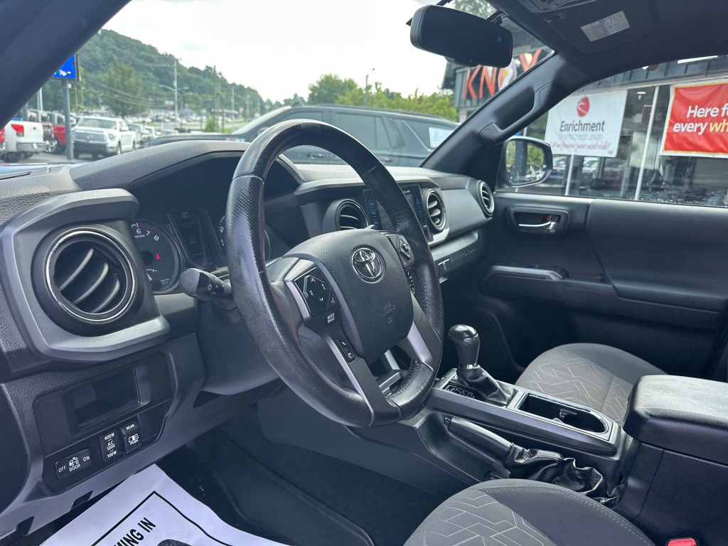 2017 Toyota Tacoma Image 13