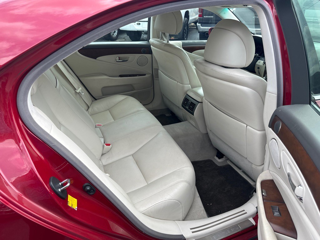 2011 Lexus LS Image 10
