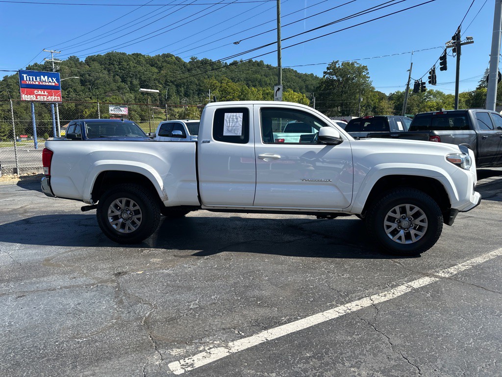 2017 Toyota Tacoma Image 3