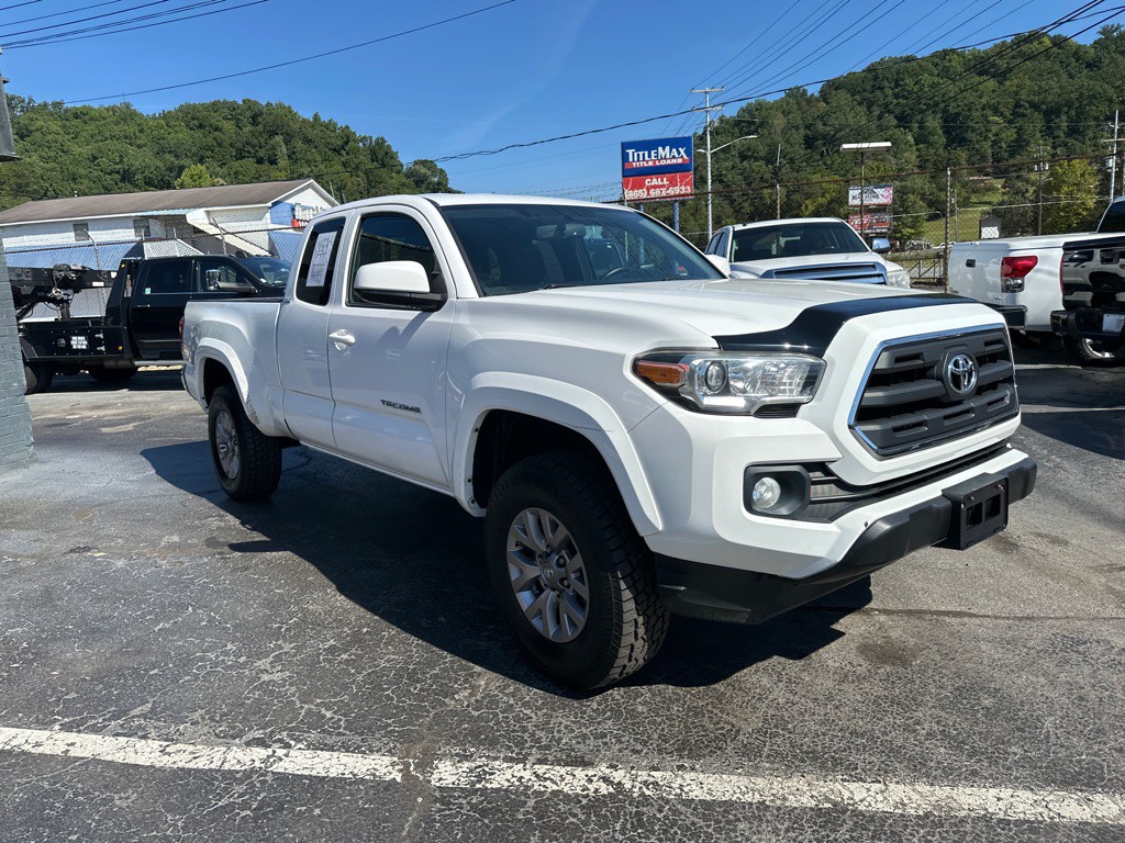 2017 Toyota Tacoma Image 4