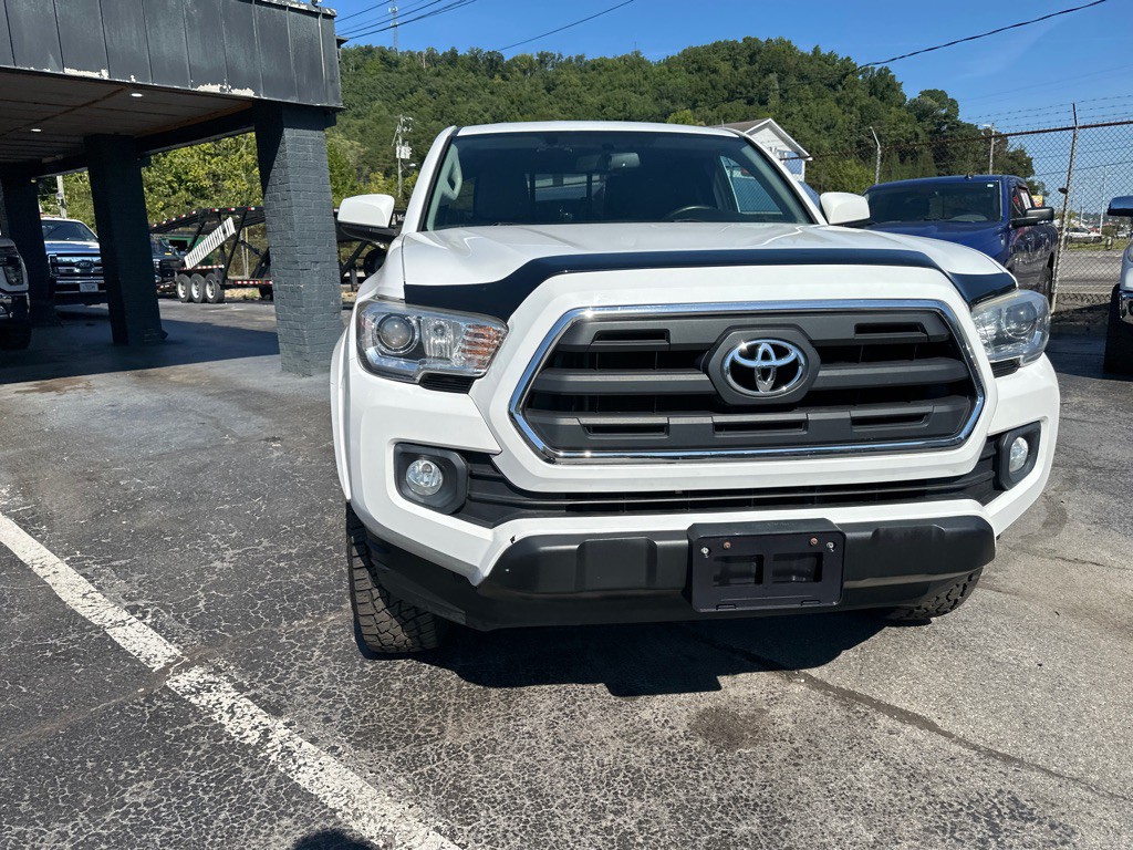 2017 Toyota Tacoma Image 5