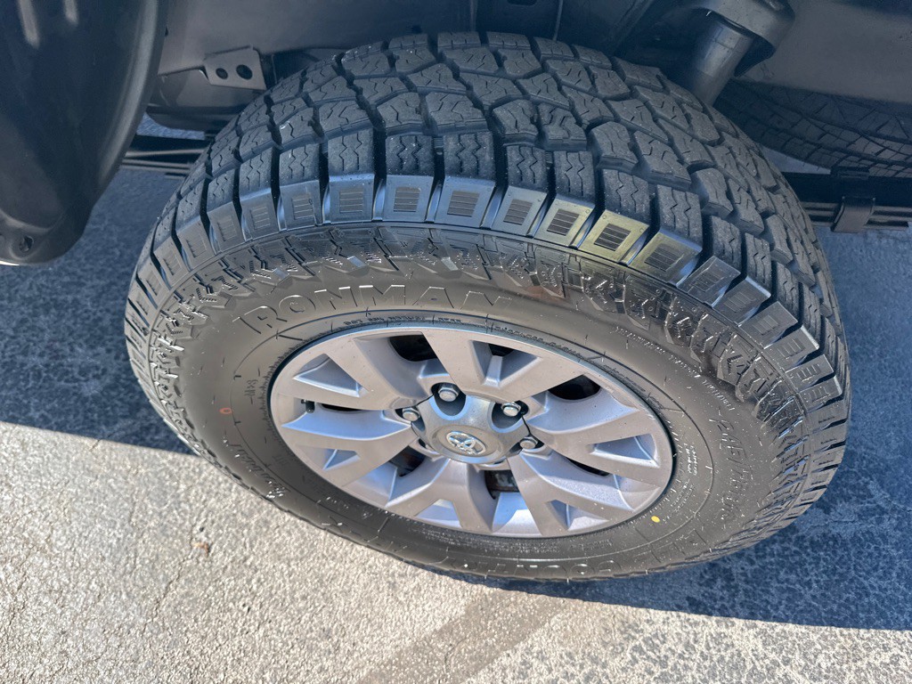 2017 Toyota Tacoma Image 11
