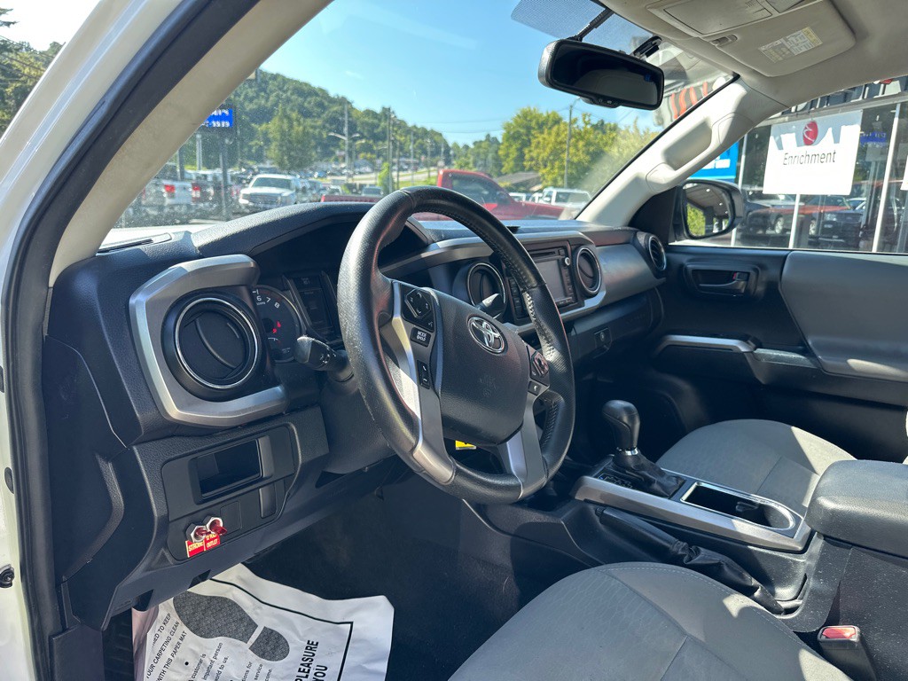2017 Toyota Tacoma Image 12