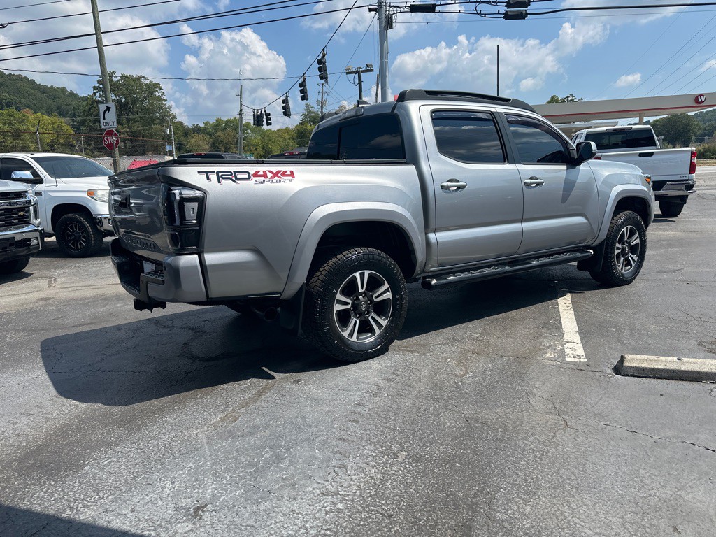 2017 Toyota Tacoma Image 4