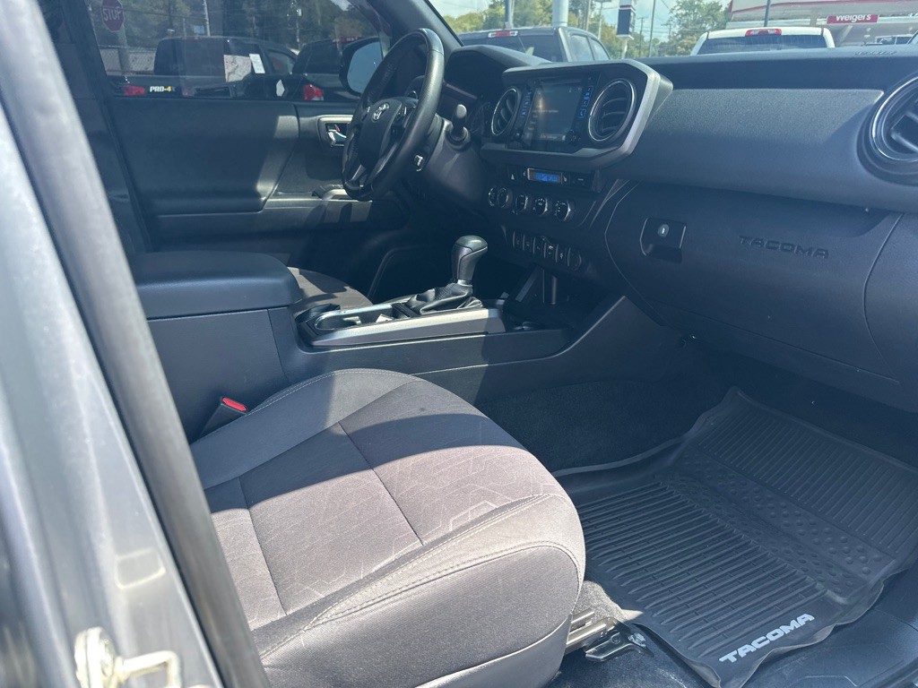 2017 Toyota Tacoma Image 8