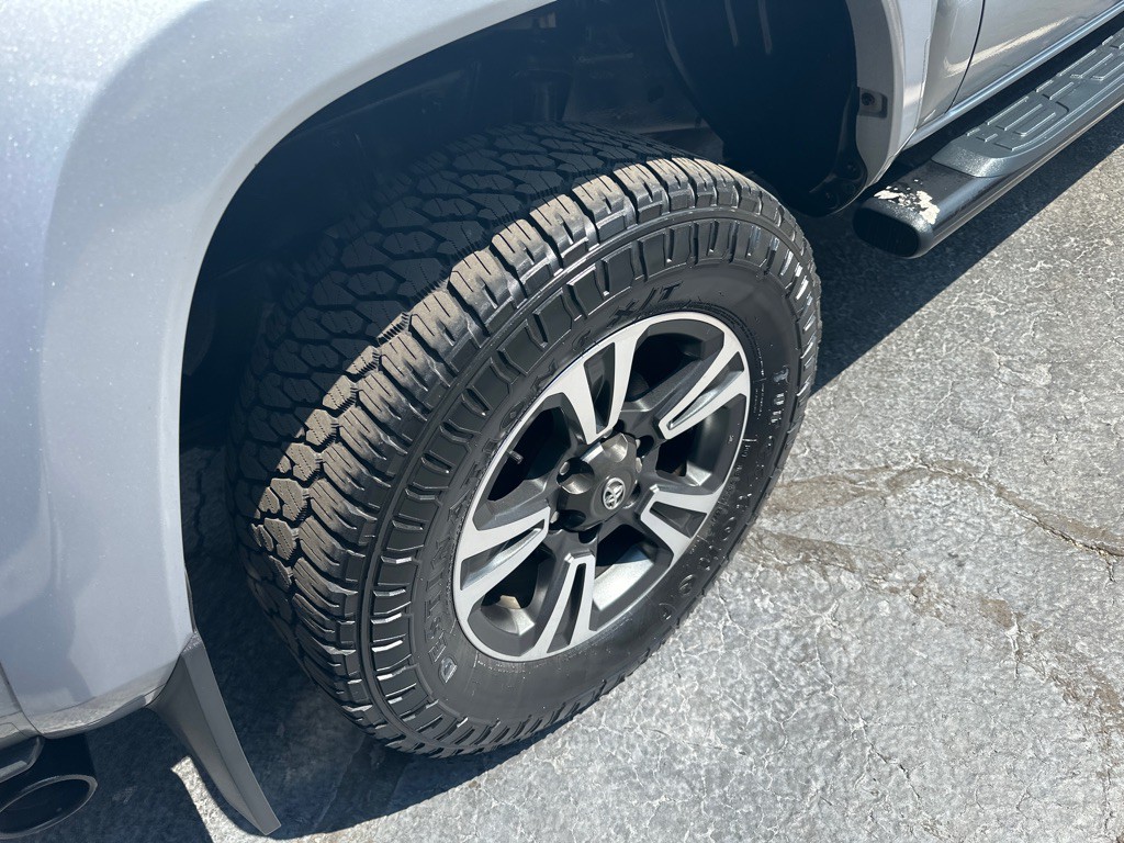 2017 Toyota Tacoma Image 11