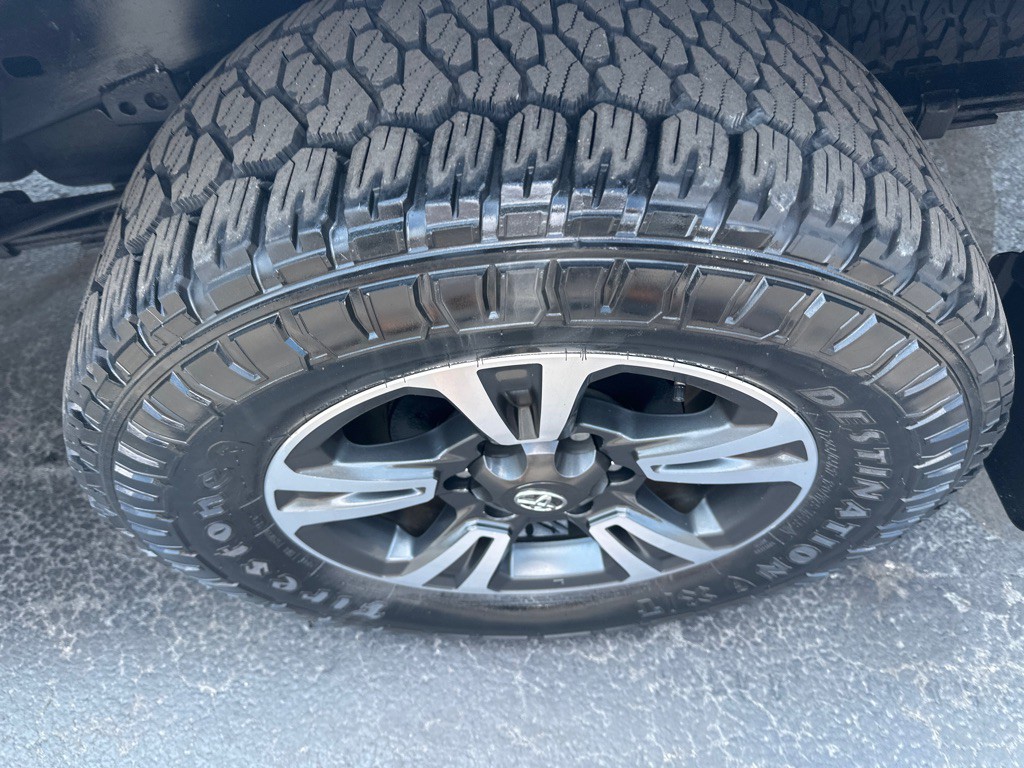2017 Toyota Tacoma Image 14