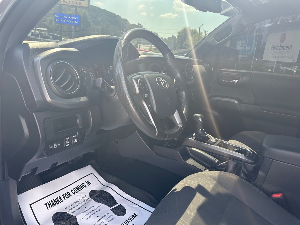 2017 Toyota Tacoma Image 20