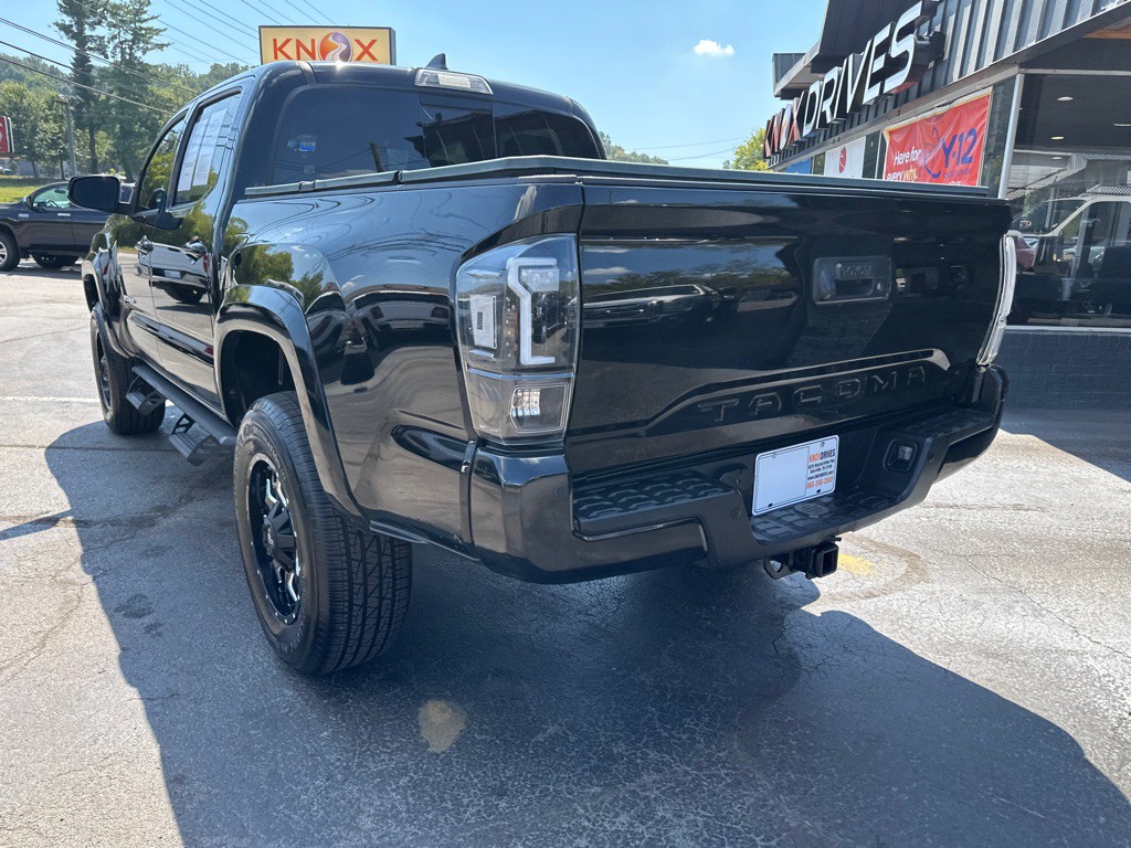2017 Toyota Tacoma Image 2