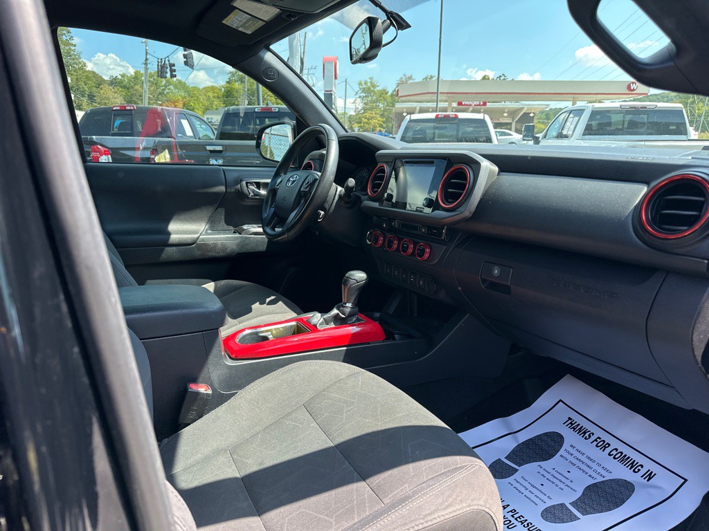 2017 Toyota Tacoma Image 8
