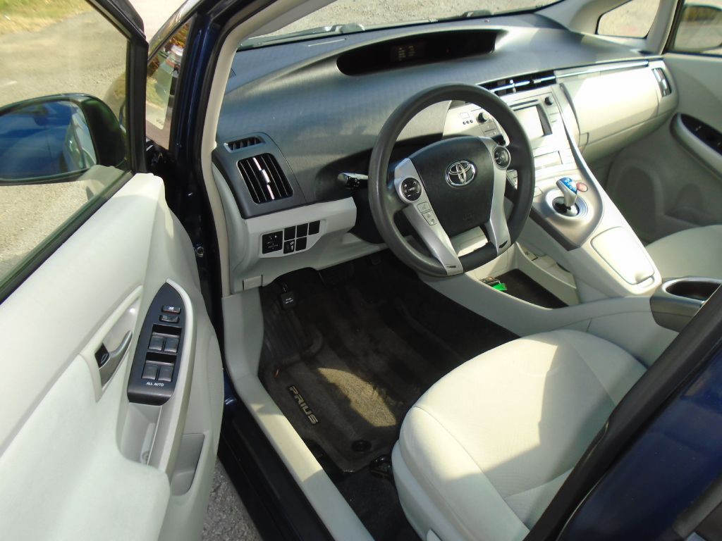 2013 Toyota Prius Image 2