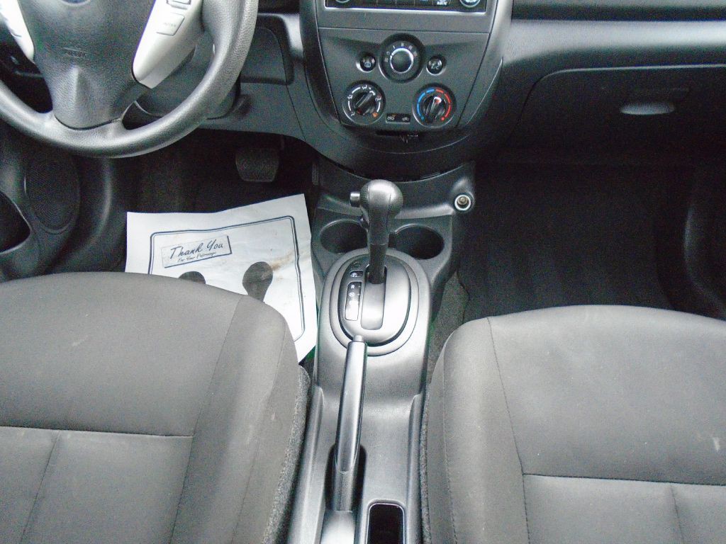 2017 Nissan Versa Image 9
