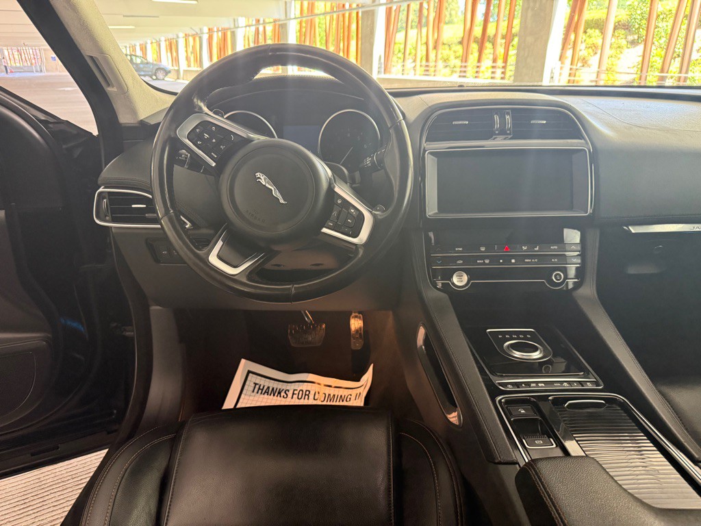 2020 Jaguar F-PACE Image 10