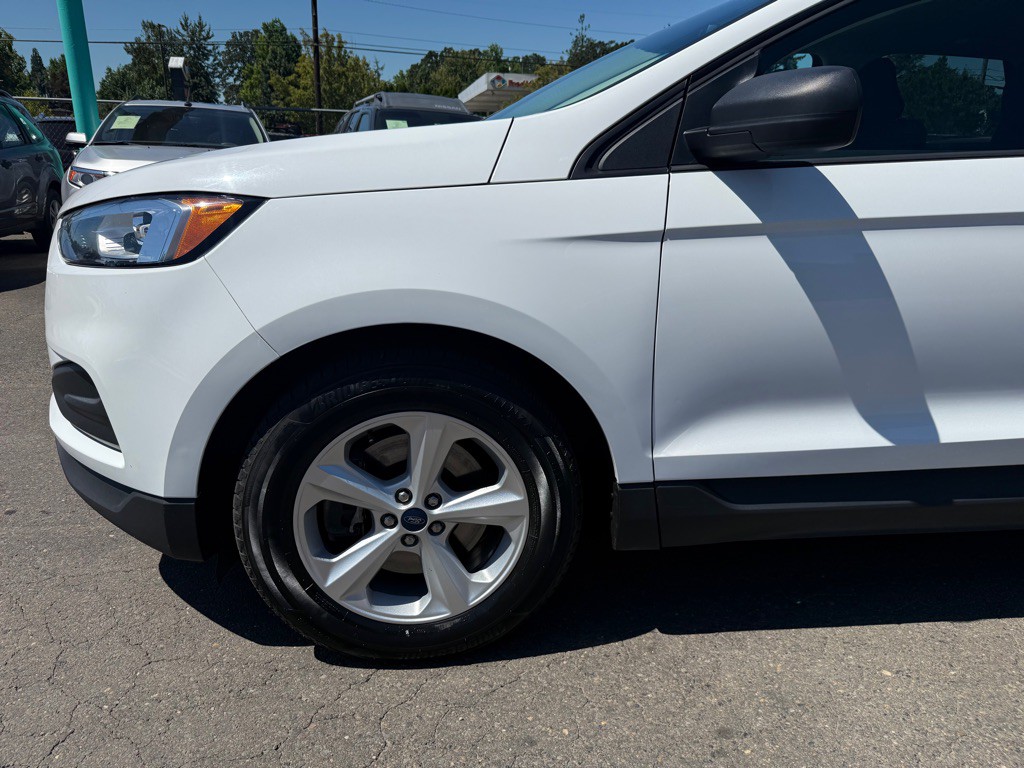 2019 Ford Edge Image 2