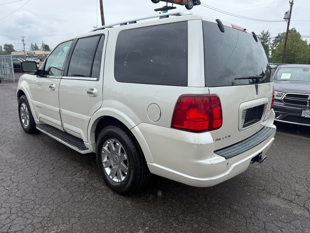 2004 Lincoln Navigator Image 2