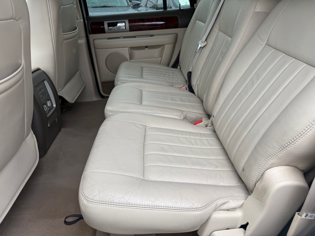 2004 Lincoln Navigator Image 8