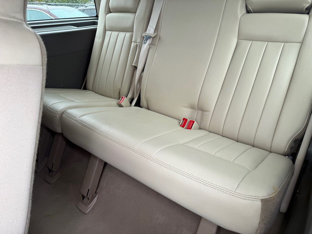 2004 Lincoln Navigator Image 9