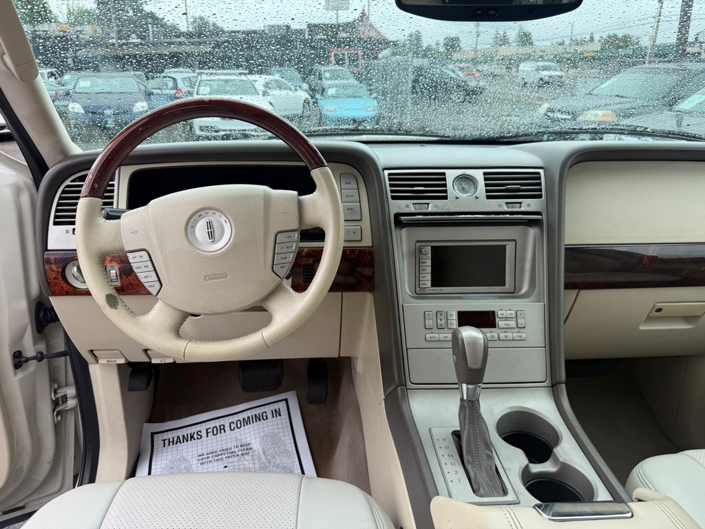 2004 Lincoln Navigator Image 10