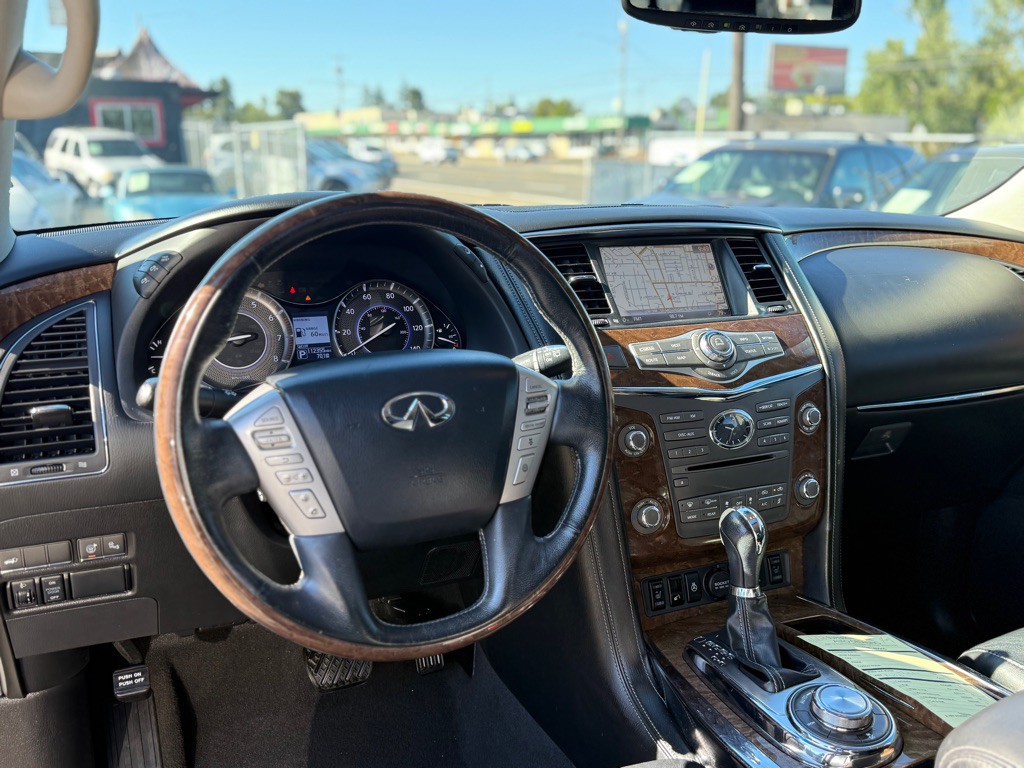 2017 INFINITI QX80 Image 9